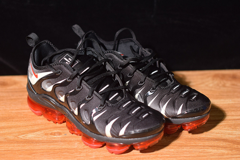 NIKE AIR VAPORMAX PLUS SHARK AQ8632-001