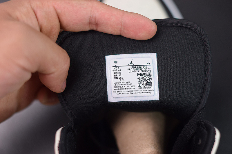 AIR JORDAN 1 MID EQUALITY 852542-010