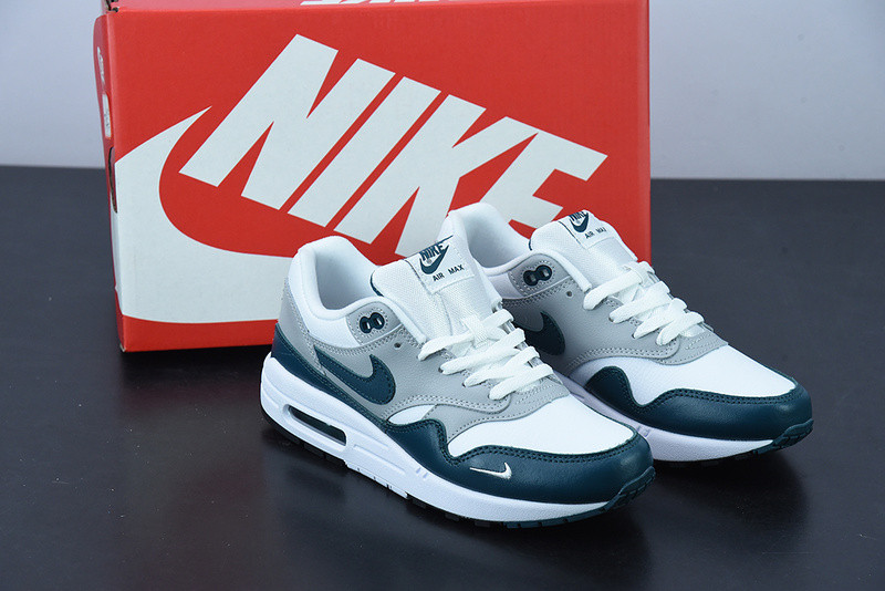 NIKE AIR MAX 1 LV8