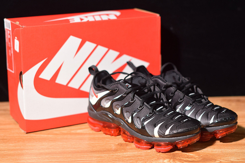 NIKE AIR VAPORMAX PLUS SHARK AQ8632-001