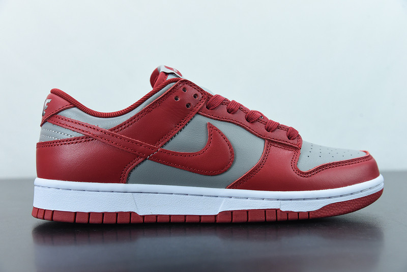 NIKE SB DUNK LOW
