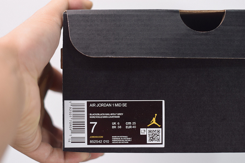 AIR JORDAN 1 MID EQUALITY 852542-010