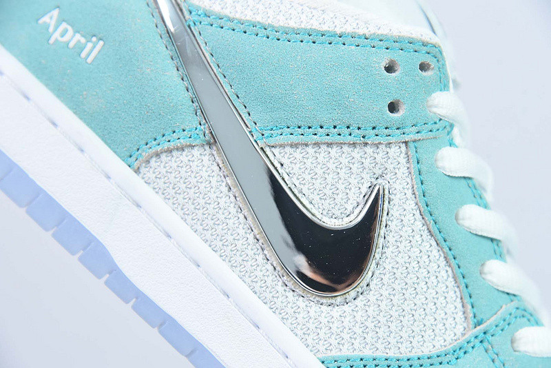 Nike SB Dunk Low FD2562-400