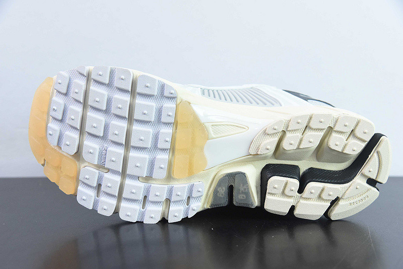 Nike Air Zoom Vomero 5