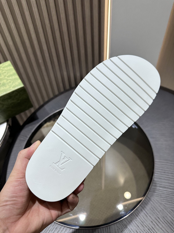G*u*i sandals