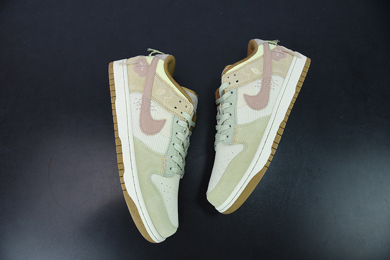 NIKE WMNS DUNK LOW