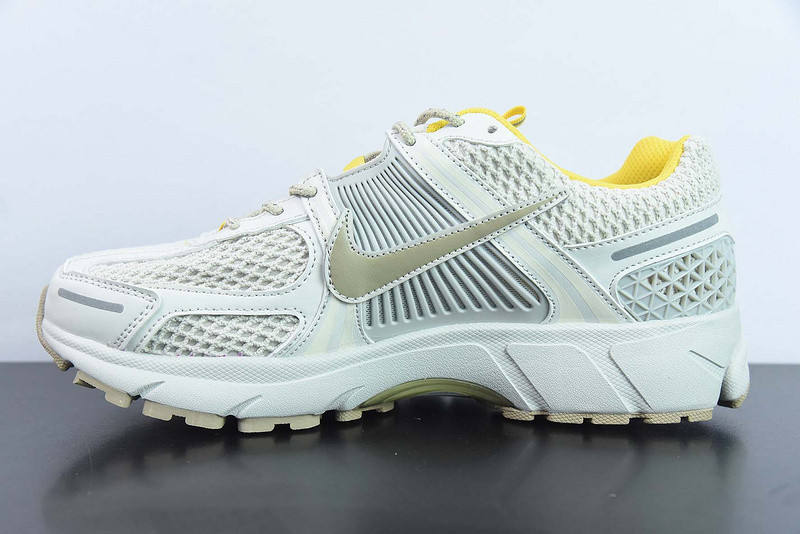 Nike Zoom Vomero 5 "Light Bone" FJ7694-020