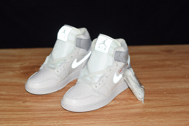 AIR JORDAN 1 MID LIGHT BONE WOLF GREY (GS) 554725-053