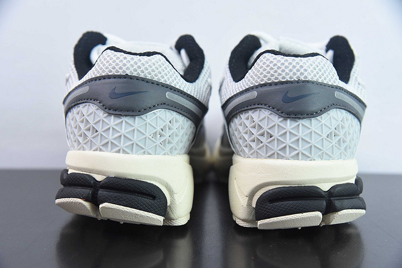 Nike Air Zoom Vomero 5