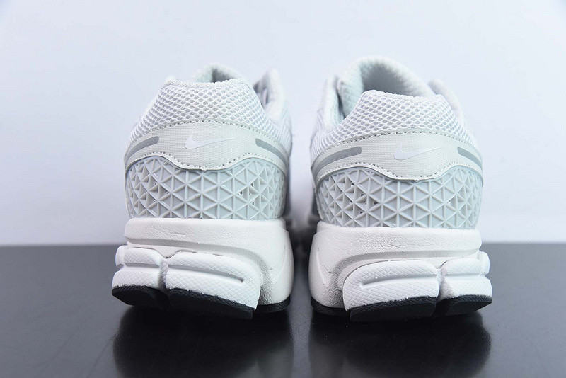 Nike Air Zoom Vomero 5