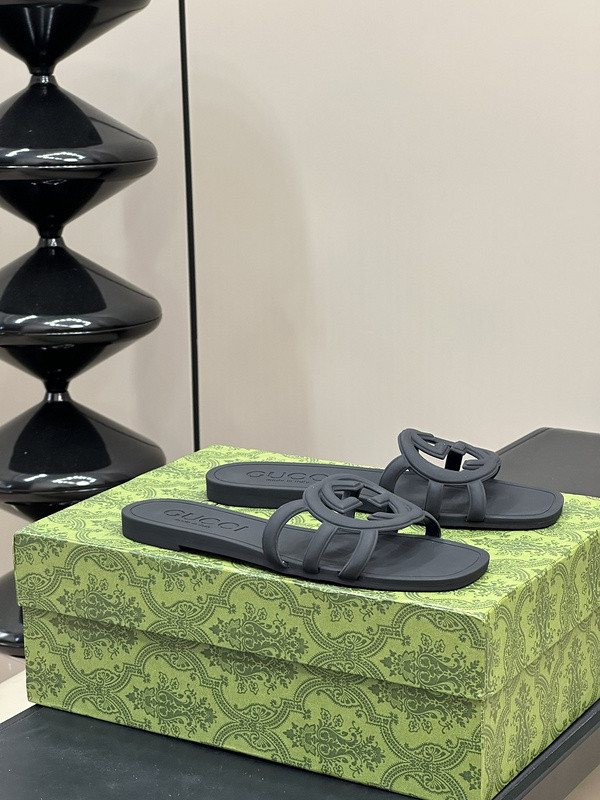 G*u*i sandals