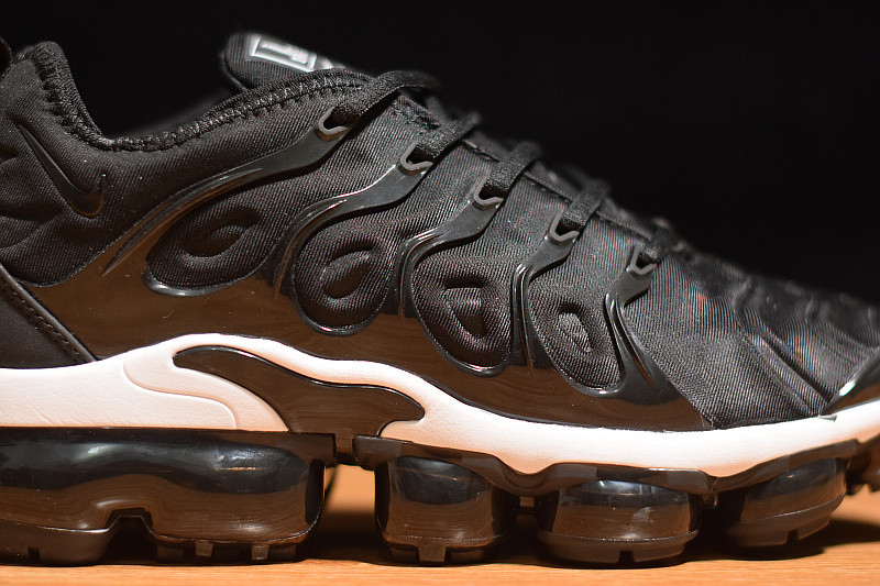 NIKE AIR VAPORMAX PLUS TRIPLE BLACK 924453-004