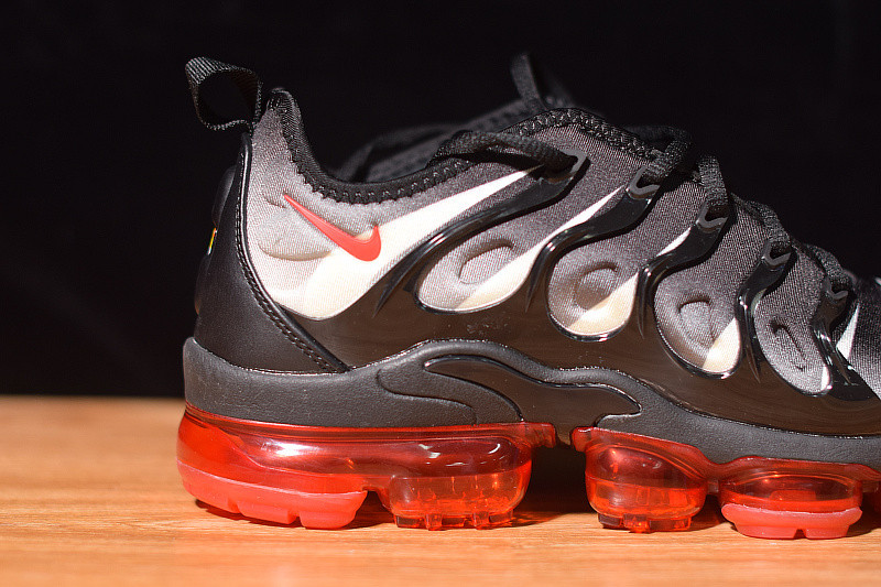 NIKE AIR VAPORMAX PLUS SHARK AQ8632-001