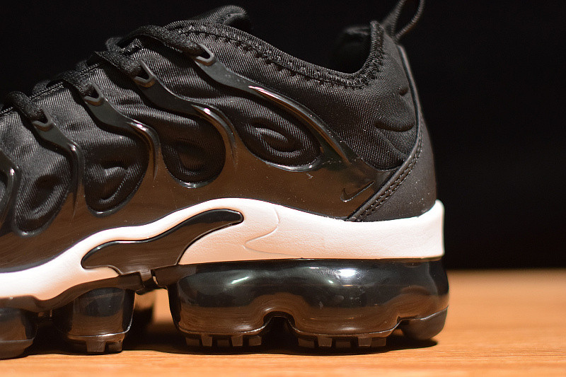 NIKE AIR VAPORMAX PLUS TRIPLE BLACK 924453-004