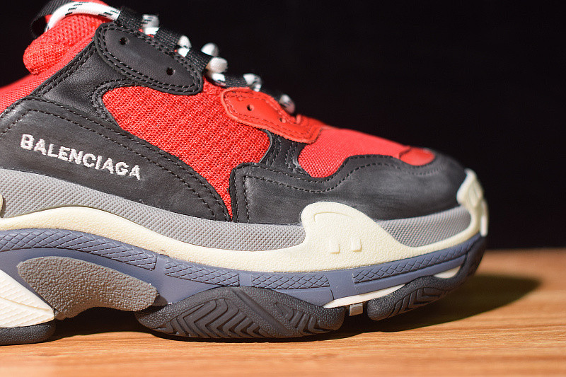 BC TRIPLE S TRAINER 483513 W06E1 1006