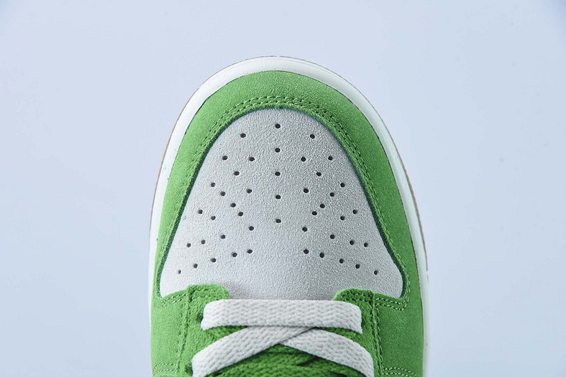 NIKE Dunk Low SE“85” Vlad DO9457-103