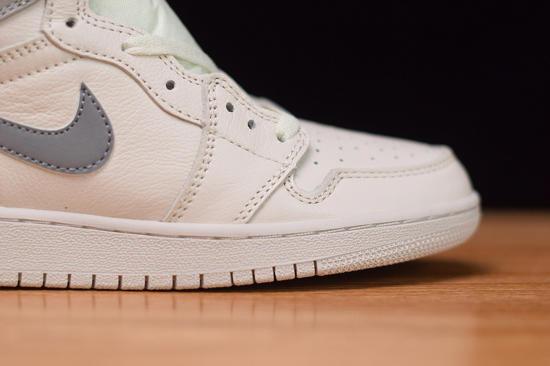 AIR JORDAN 1 MID LIGHT BONE WOLF GREY (GS) 554725-053