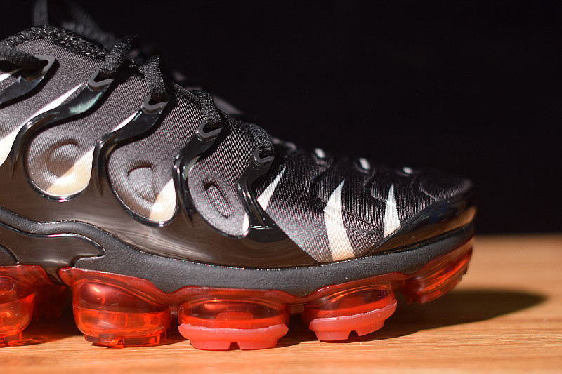 NIKE AIR VAPORMAX PLUS SHARK AQ8632-001