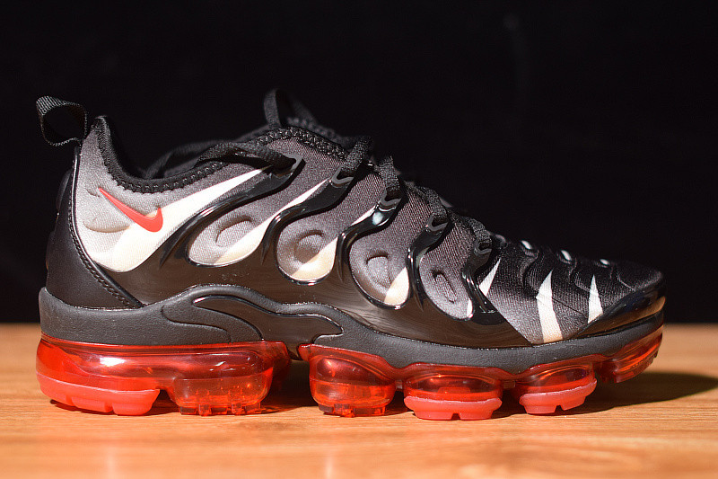 NIKE AIR VAPORMAX PLUS SHARK AQ8632-001