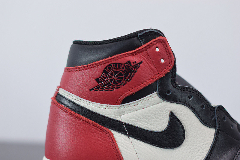 AIR JORDAN 1 RETRO HIGH OG "BRED TOE" 555088-610