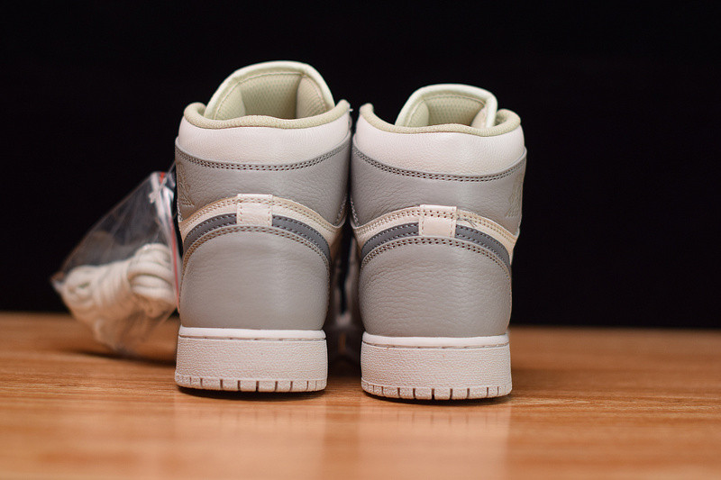 AIR JORDAN 1 MID LIGHT BONE WOLF GREY (GS) 554725-053