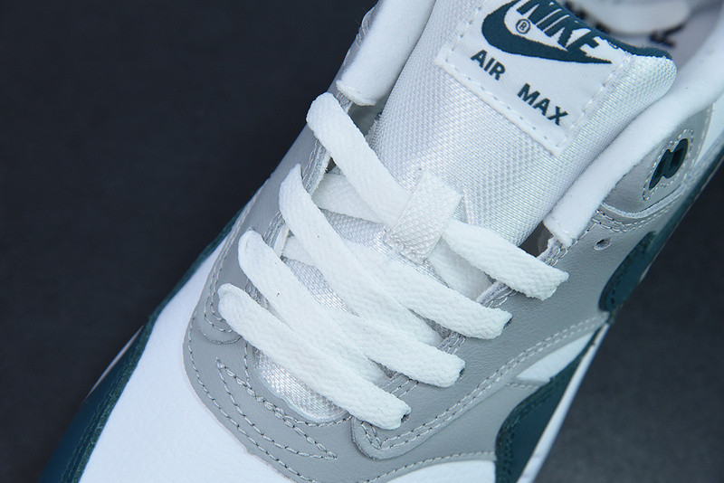 NIKE AIR MAX 1 LV8