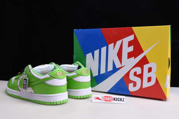 Supreme X NIKE SB DUNK LOW WHITE/METALLIC GOLD-GREEN DH3228-101