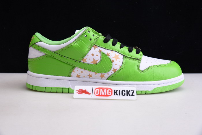 Supreme X NIKE SB DUNK LOW WHITE/METALLIC GOLD-GREEN DH3228-101