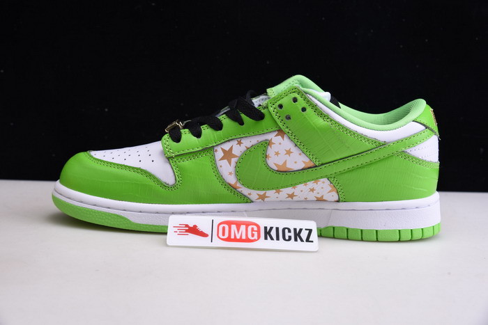 Supreme X NIKE SB DUNK LOW WHITE/METALLIC GOLD-GREEN DH3228-101