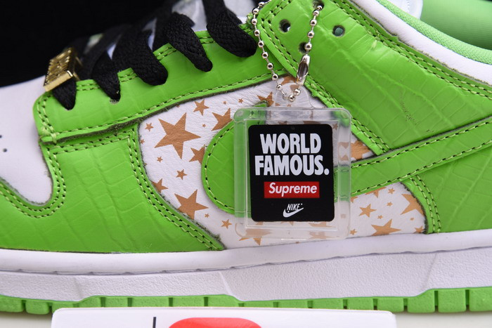 Supreme X NIKE SB DUNK LOW WHITE/METALLIC GOLD-GREEN DH3228-101
