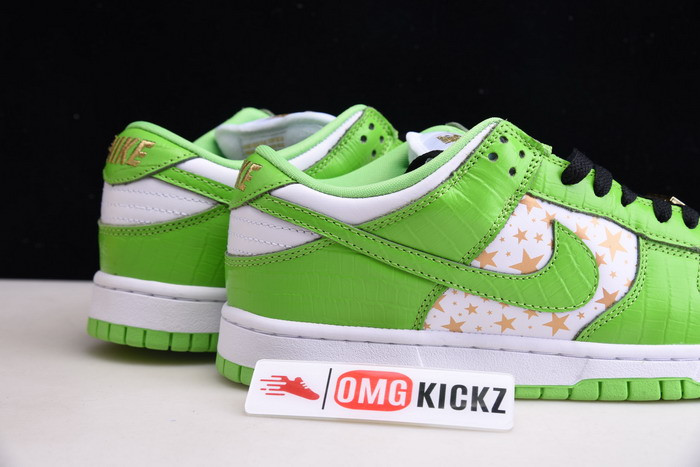 Supreme X NIKE SB DUNK LOW WHITE/METALLIC GOLD-GREEN DH3228-101