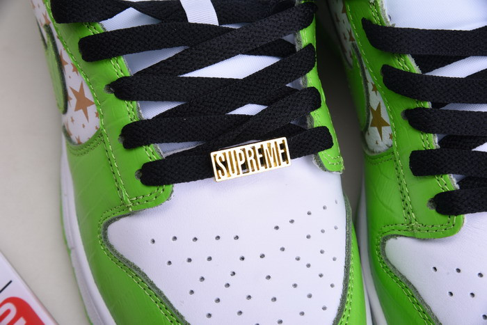 Supreme X NIKE SB DUNK LOW WHITE/METALLIC GOLD-GREEN DH3228-101