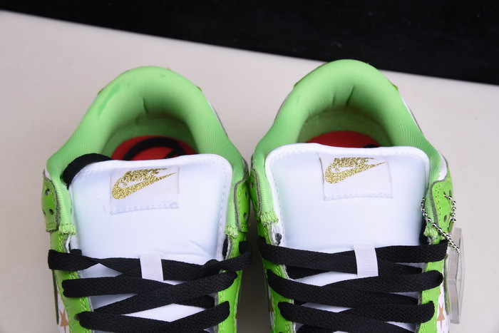 Supreme X NIKE SB DUNK LOW WHITE/METALLIC GOLD-GREEN DH3228-101