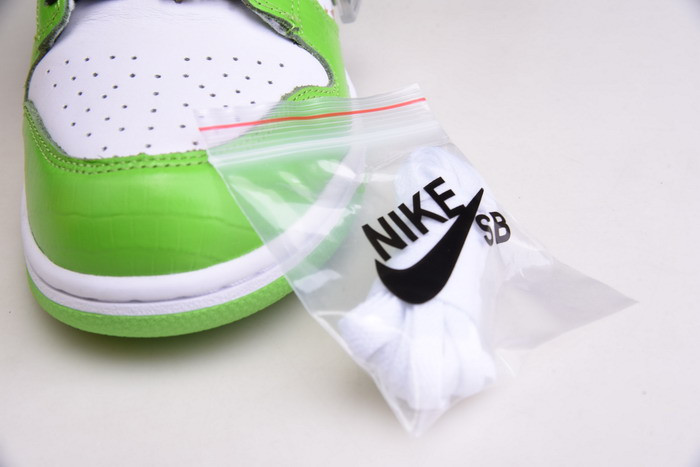 Supreme X NIKE SB DUNK LOW WHITE/METALLIC GOLD-GREEN DH3228-101