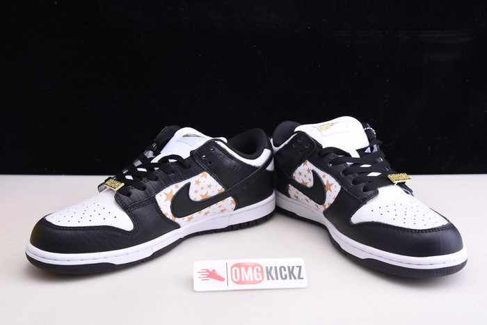 Supreme X NIKE SB DUNK LOW WHITE/METALLIC GOLD-BLACK DH3228-102
