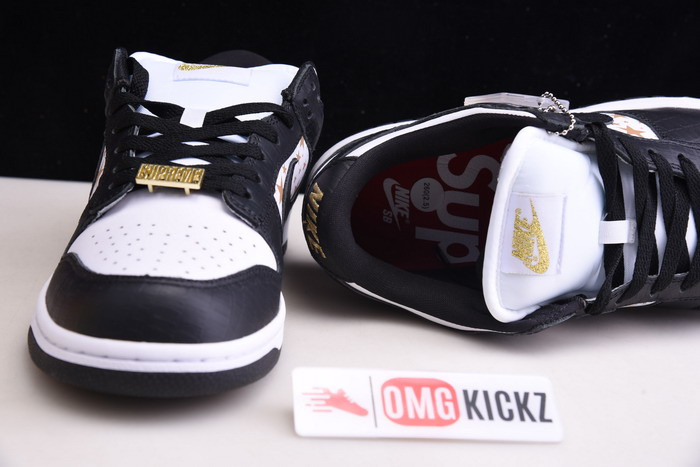 Supreme X NIKE SB DUNK LOW WHITE/METALLIC GOLD-BLACK DH3228-102