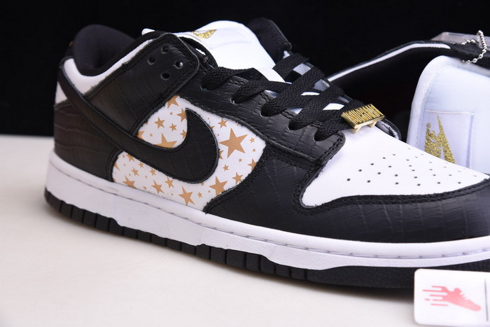 Supreme X NIKE SB DUNK LOW WHITE/METALLIC GOLD-BLACK DH3228-102