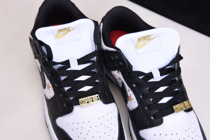 Supreme X NIKE SB DUNK LOW WHITE/METALLIC GOLD-BLACK DH3228-102