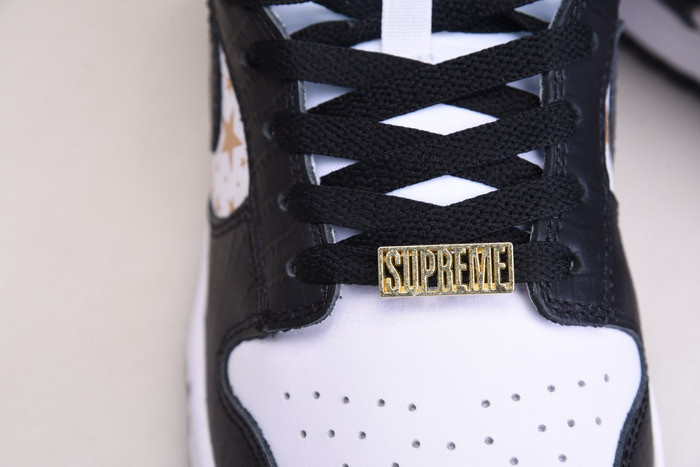 Supreme X NIKE SB DUNK LOW WHITE/METALLIC GOLD-BLACK DH3228-102
