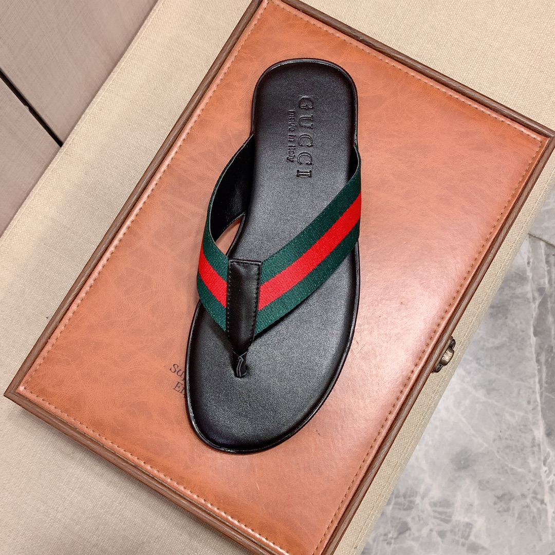 G*u*i sandals